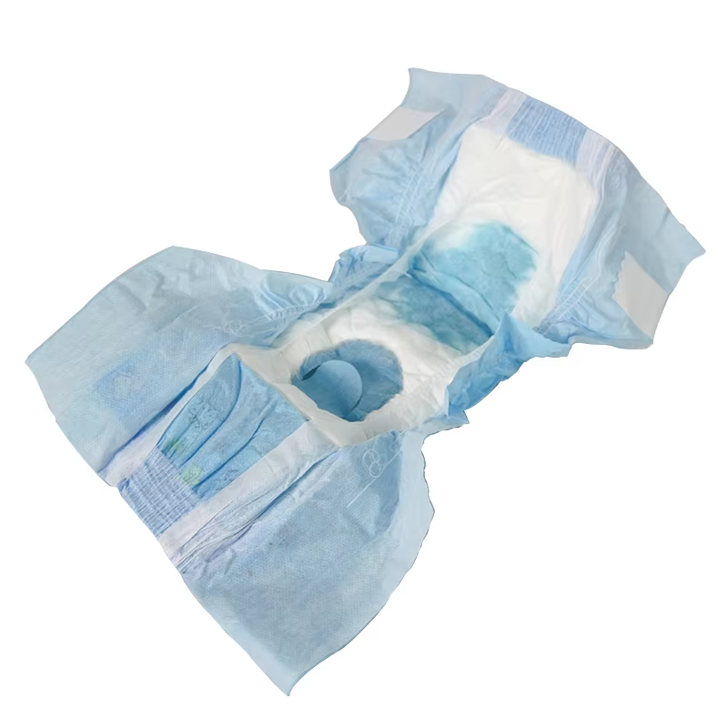 白い背景に平らに敷かれたメスの犬用使い捨ておむつ