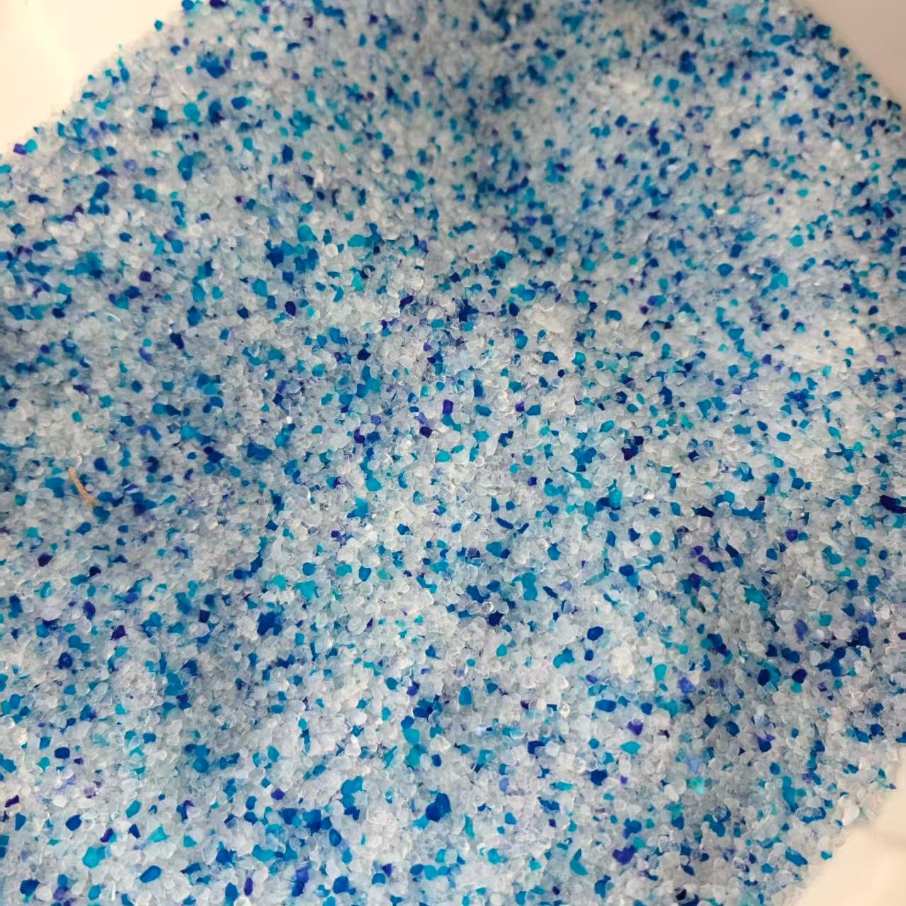 青と白のクリスタル猫砂粒クローズアップ