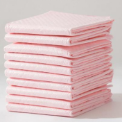 白地にピンクのペット用尿取りパッドを重ねたもの