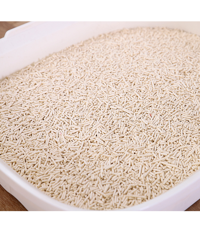 トイレトレー内の猫砂の粒のクローズアップ