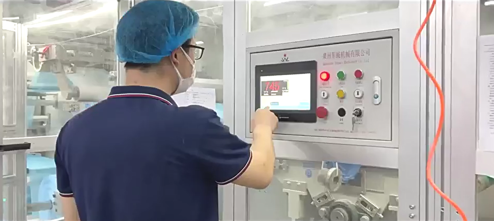 ペット用衛生用品の製造工程をチェックする作業員