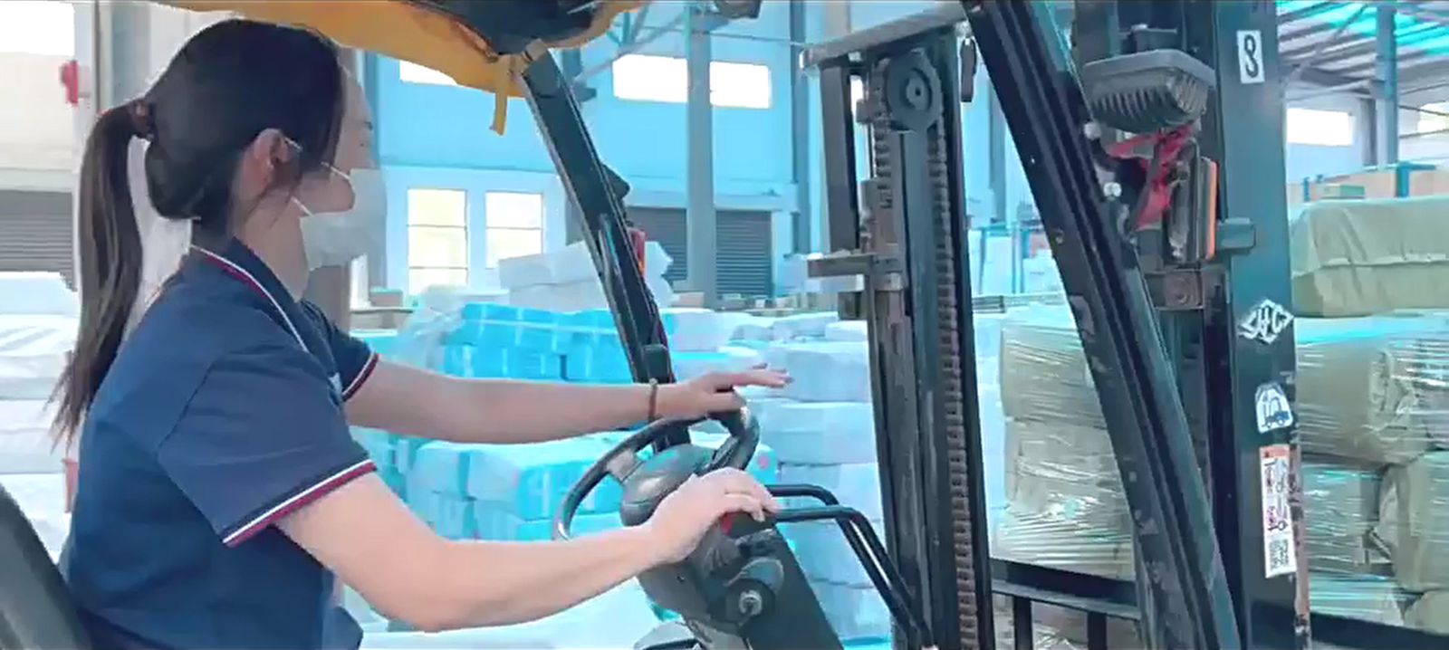 ペット用衛生用品工場で機械を操作する作業員