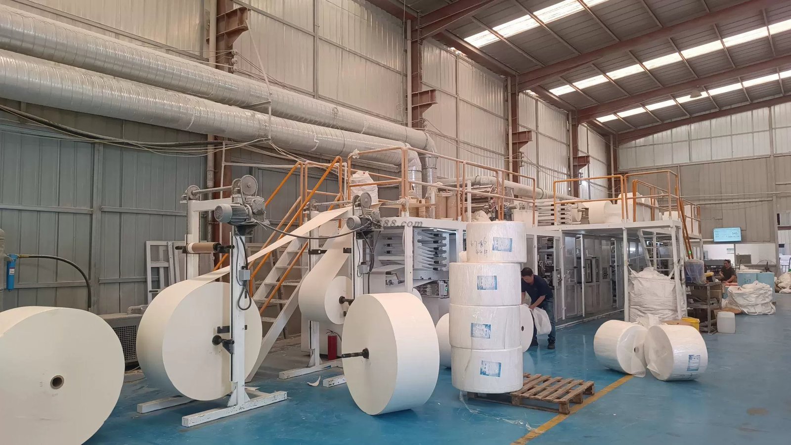 ペット衛生製品製造用の大型ロールを備えた工場エリア