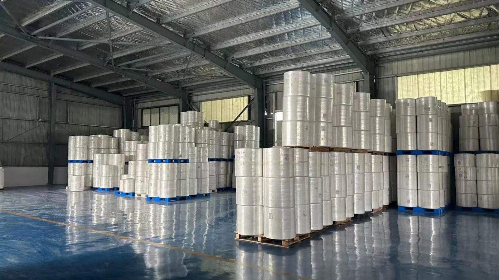 工場の倉庫に保管されているペット用衛生用品の完成品