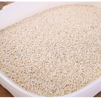 トイレトレー内の猫砂の粒のクローズアップ